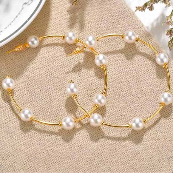 Jewelry - 🐚 Pearlized Gold Colored Hoop Trendy Earrings 🐚
